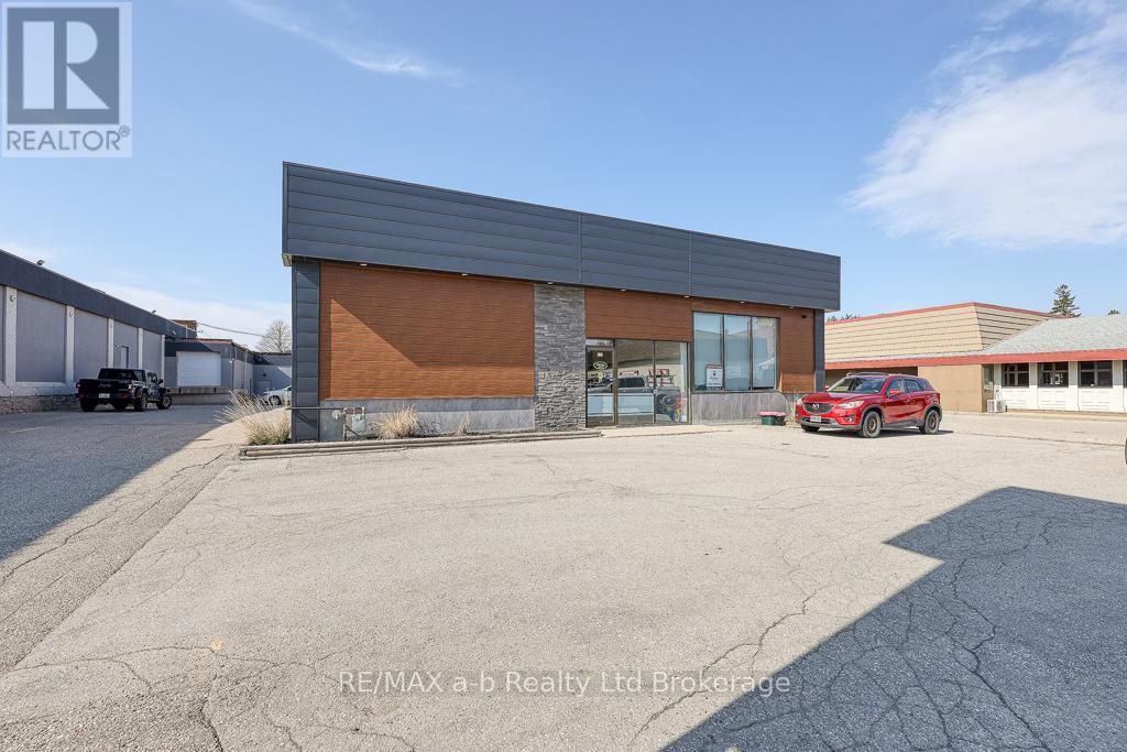 677 Dundas Street, Woodstock, Ontario  N4S 1E5 - Photo 7 - X12293129