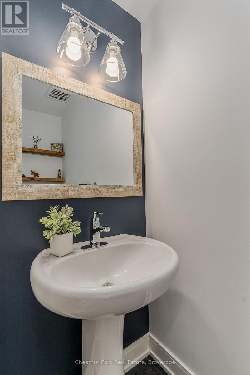 76 Selkirk Drive, Huntsville, Ontario  P1H 0C6 - Photo 14 - X12293134