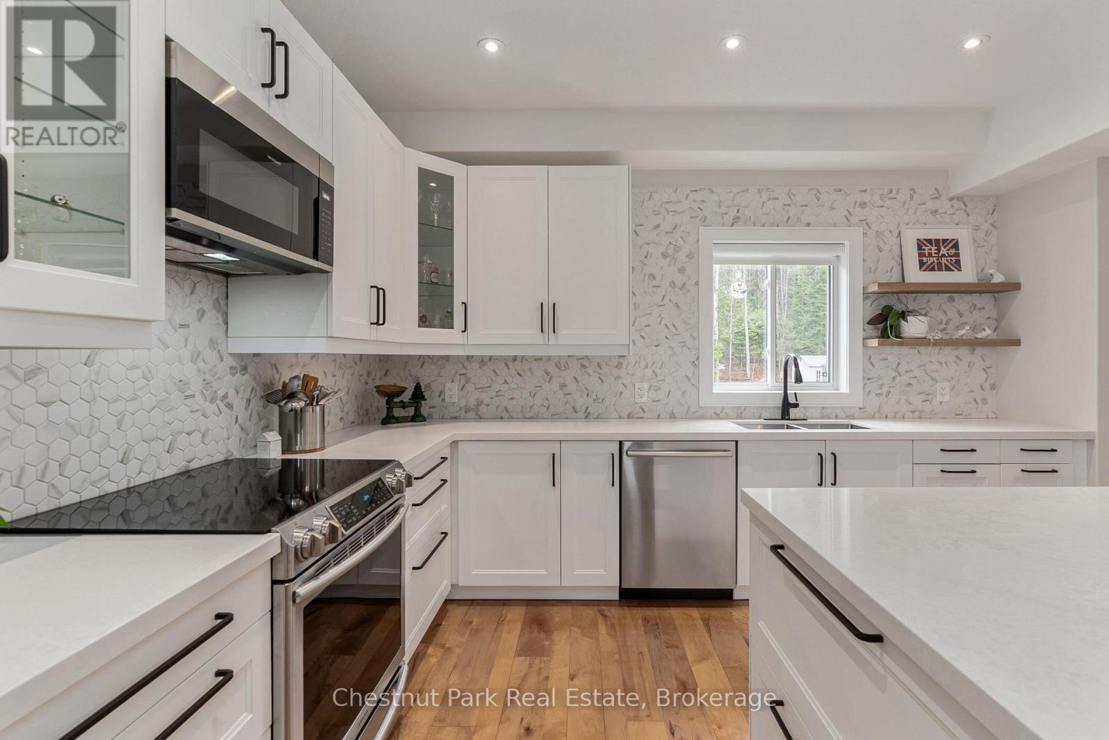 76 Selkirk Drive, Huntsville, Ontario  P1H 0C6 - Photo 7 - X12293134