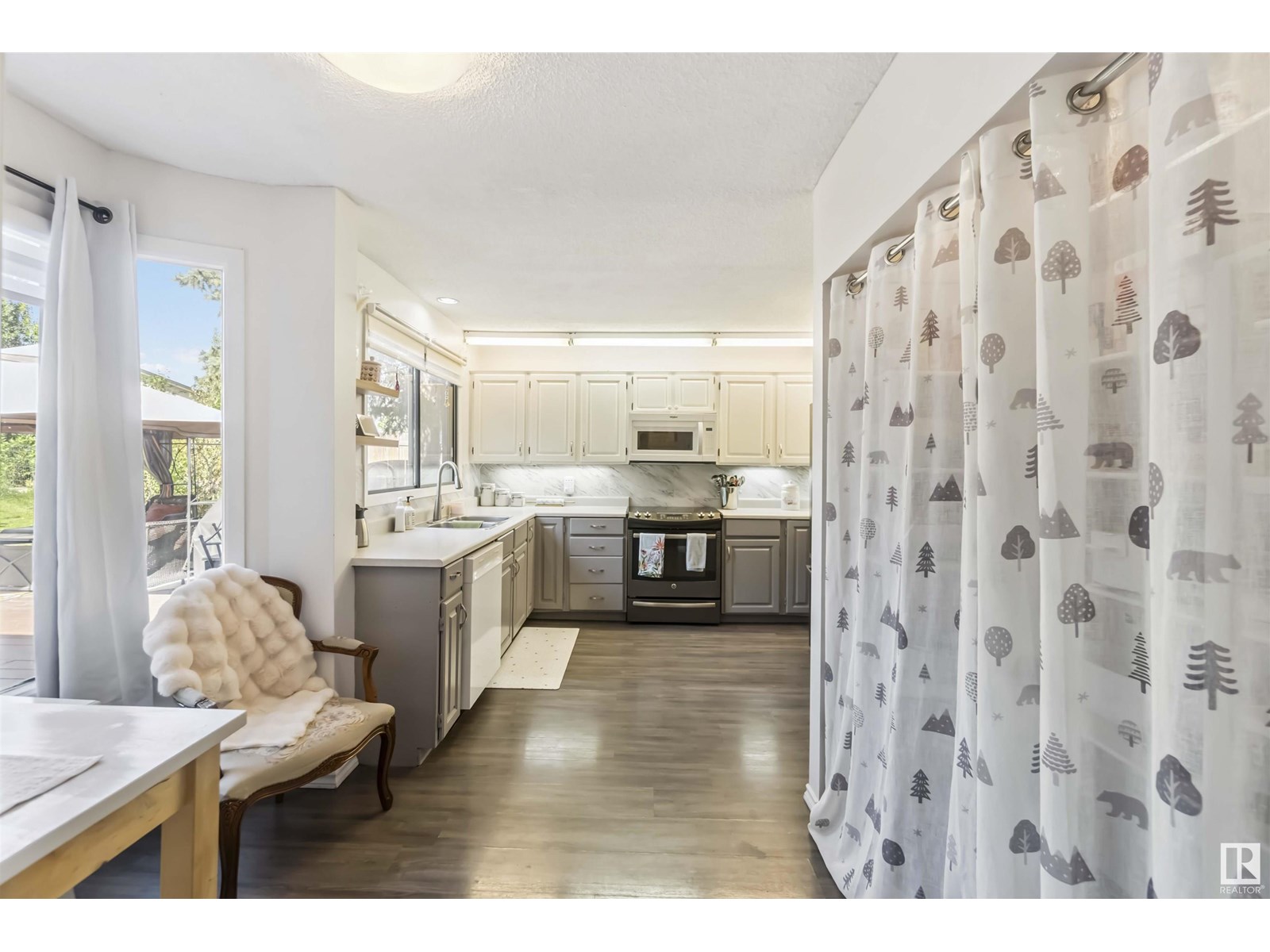 Property at 9818 185 ST NW image 3