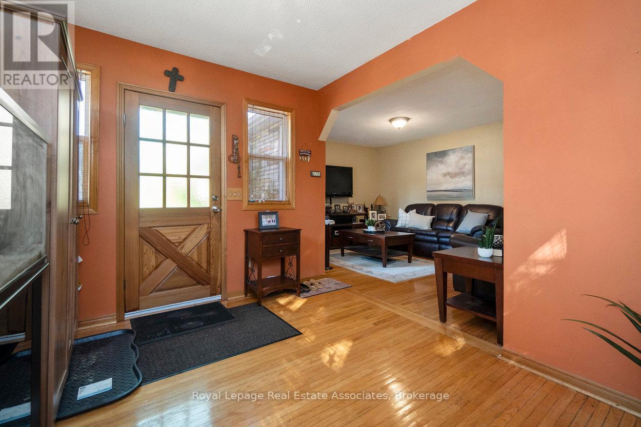 64 Eaglewood Boulevard, Mississauga, Ontario  L5G 1V4 - Photo 6 - W12235964