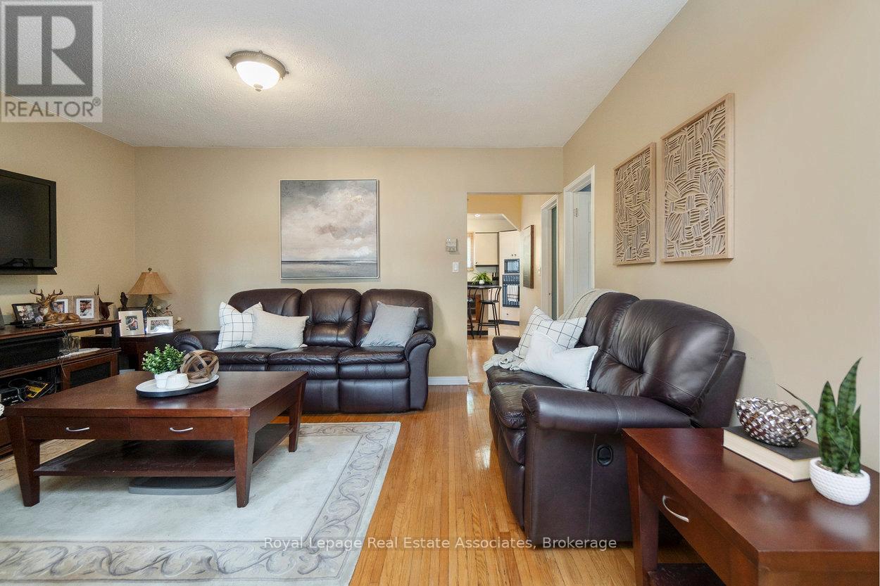 64 Eaglewood Boulevard, Mississauga, Ontario  L5G 1V4 - Photo 7 - W12235964
