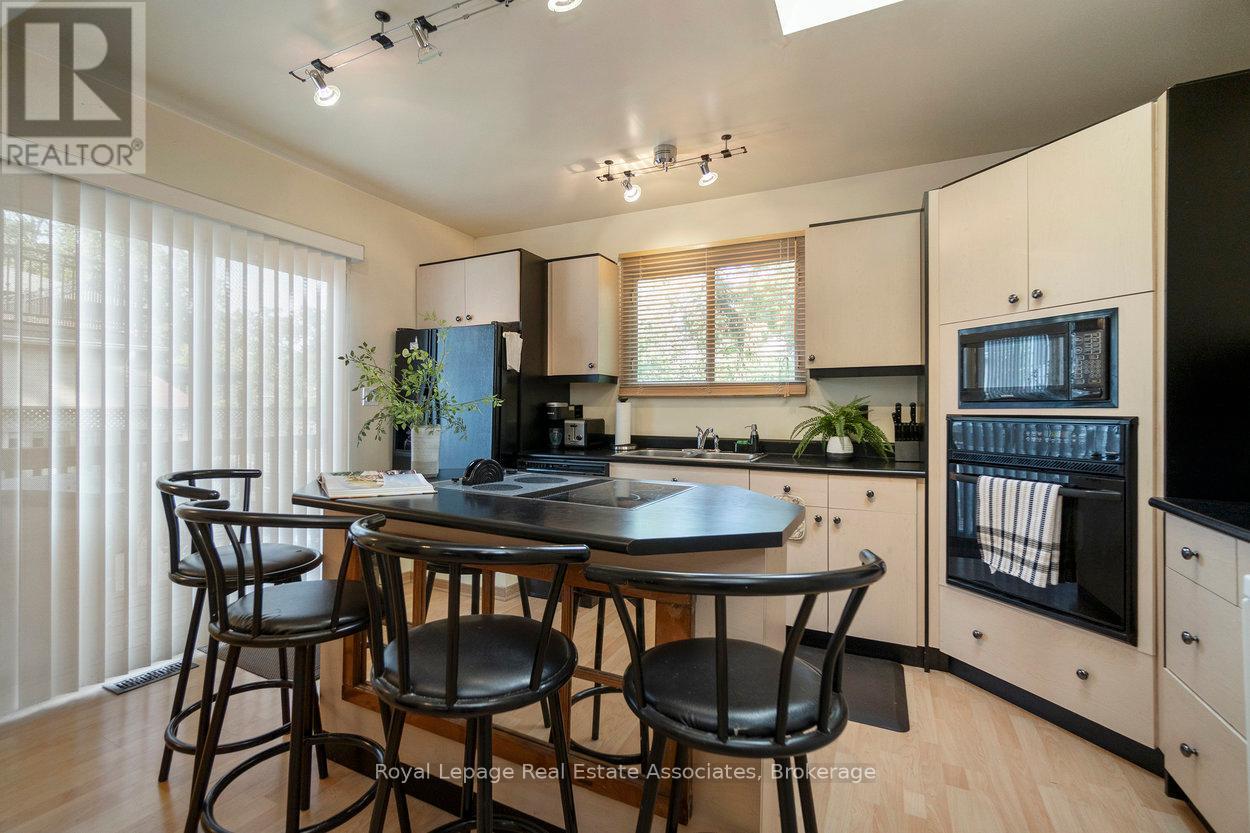 64 Eaglewood Boulevard, Mississauga, Ontario  L5G 1V4 - Photo 14 - W12235964