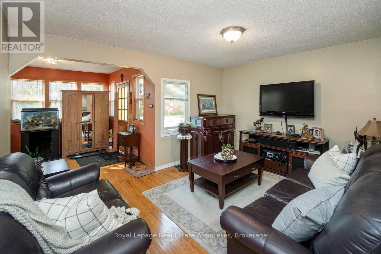 64 Eaglewood Boulevard, Mississauga, Ontario  L5G 1V4 - Photo 9 - W12235964