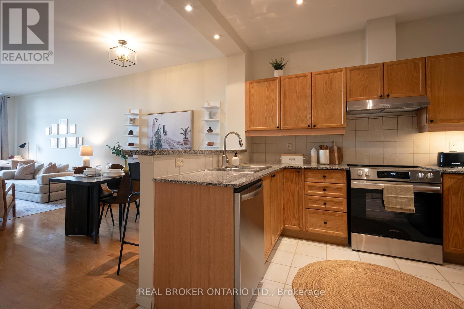 404 - 1 Leaside Park Drive, Toronto, Ontario  M4H 1R1 - Photo 10 - C12293193