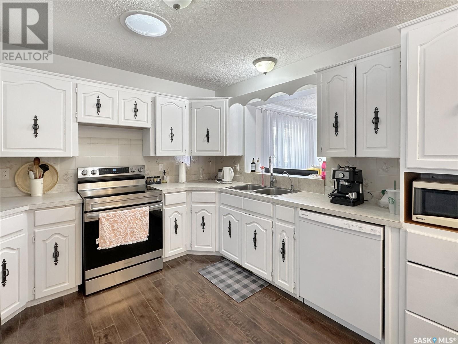 Property at 621 Broadway STREET W image 3