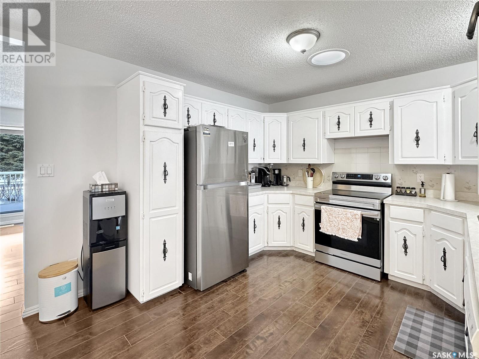 Property at 621 Broadway STREET W image 4