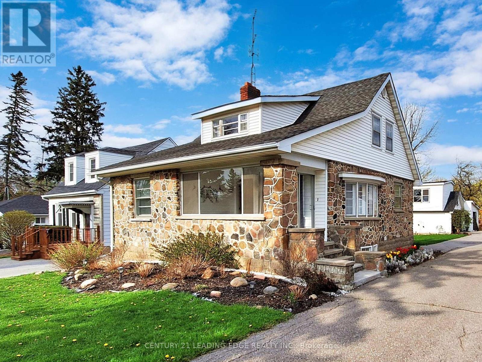 Property at 393 THE QUEENSWAY S image 3