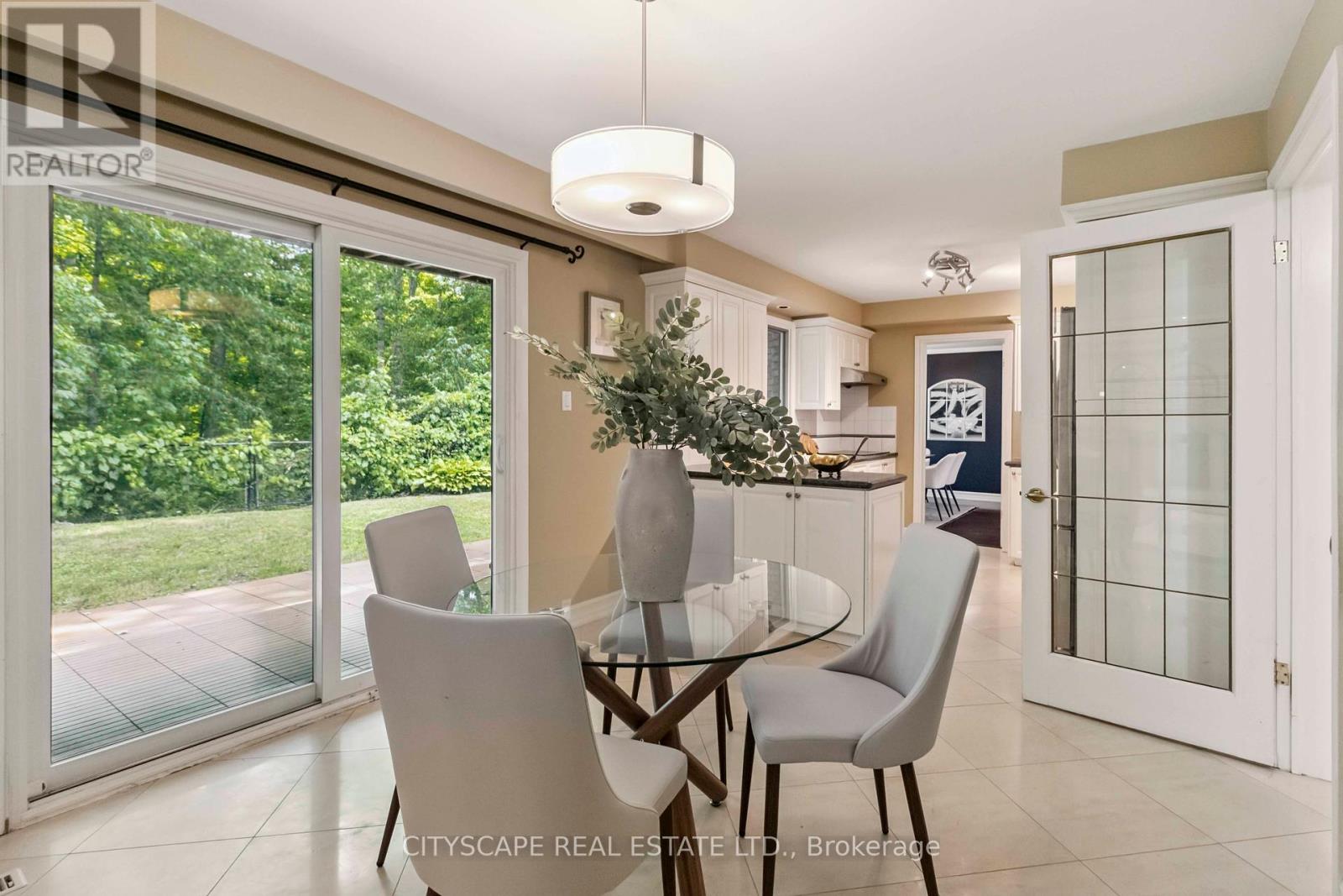 1836 Friar Tuck Court, Mississauga, Ontario  L5K 2L4 - Photo 11 - W12291825