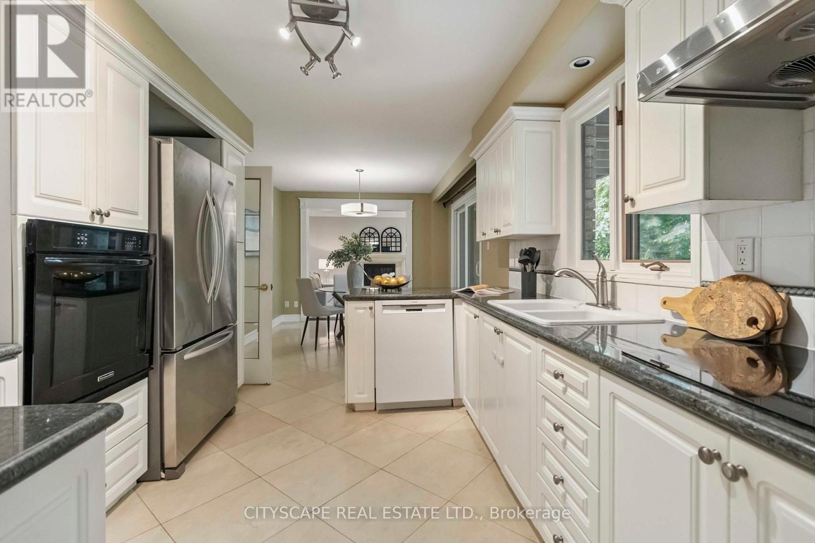 1836 Friar Tuck Court, Mississauga, Ontario  L5K 2L4 - Photo 12 - W12291825