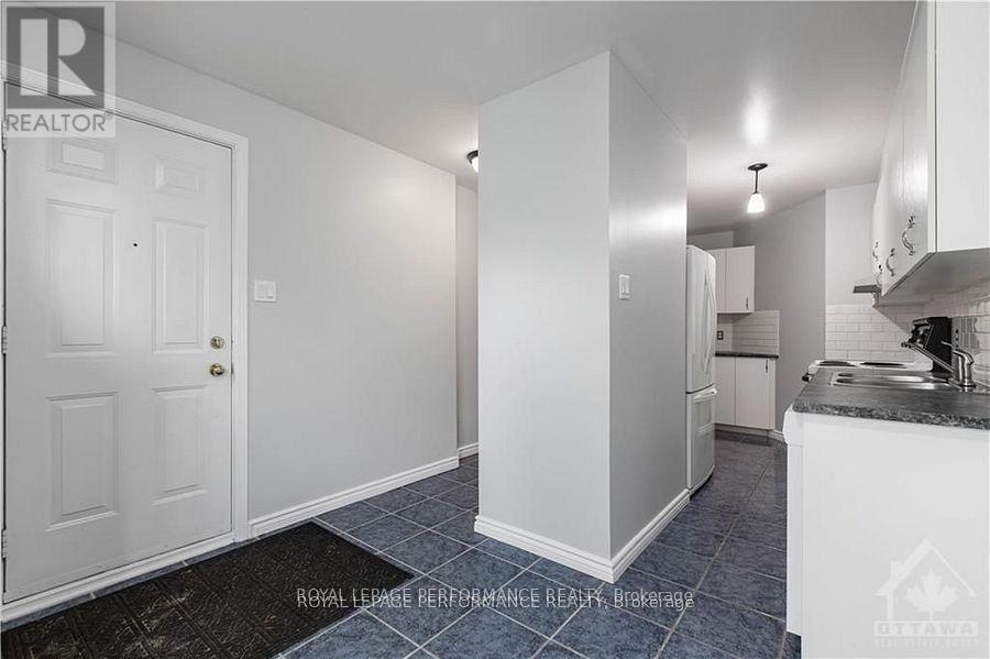 10 - 1132 Gablefield Private, Ottawa, Ontario  K1J 1E3 - Photo 4 - X12293443