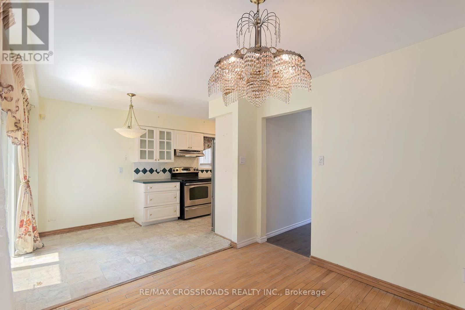 17 Brownridge Crescent, Toronto, Ontario  M9V 4M5 - Photo 14 - W12259078