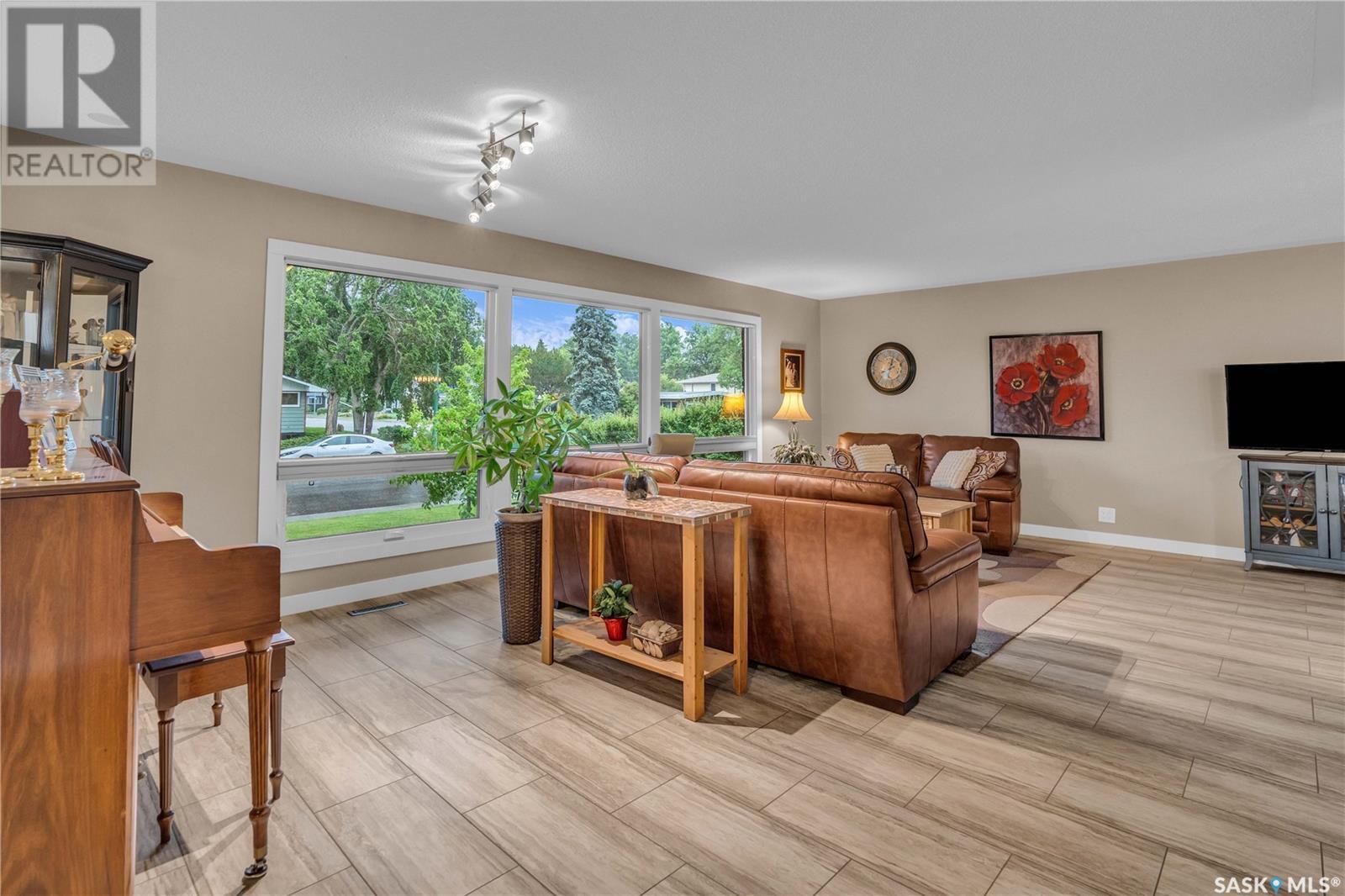 Property at 2520 MCTAVISH STREET image 4