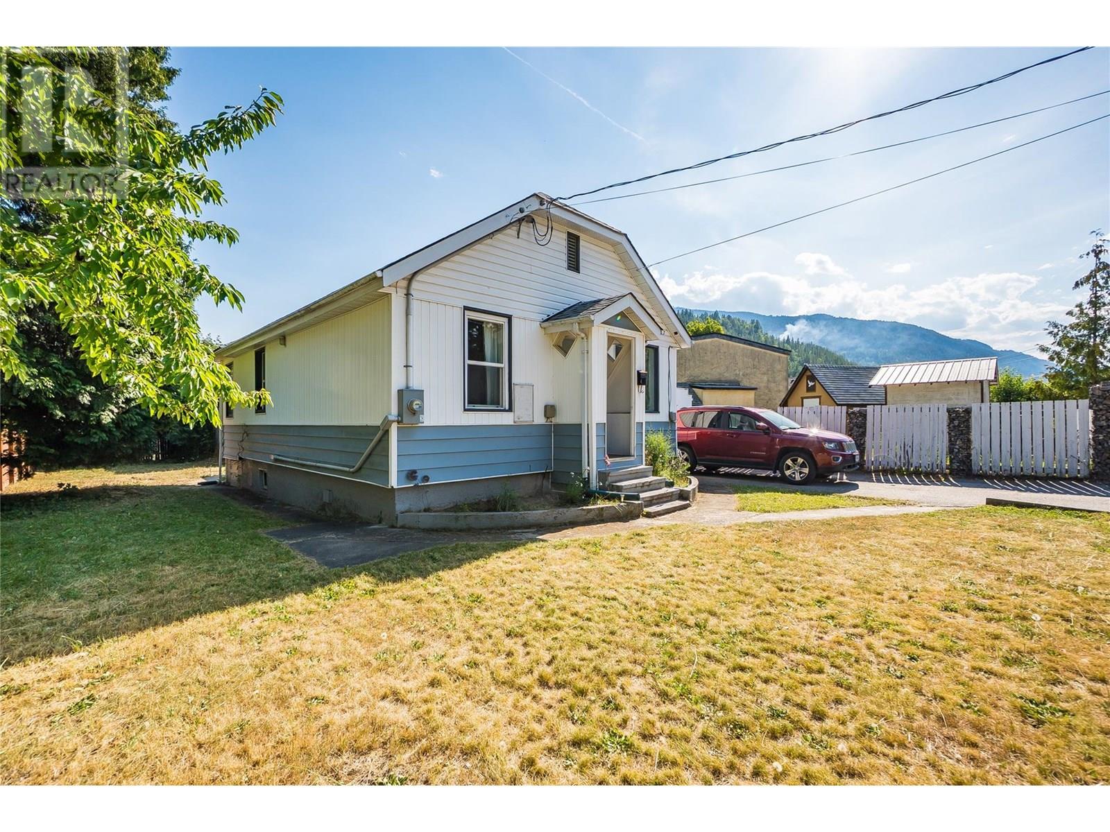 1216 1st Street, Castlegar, British Columbia V1N 1A2 - Photo 2 - 10355860