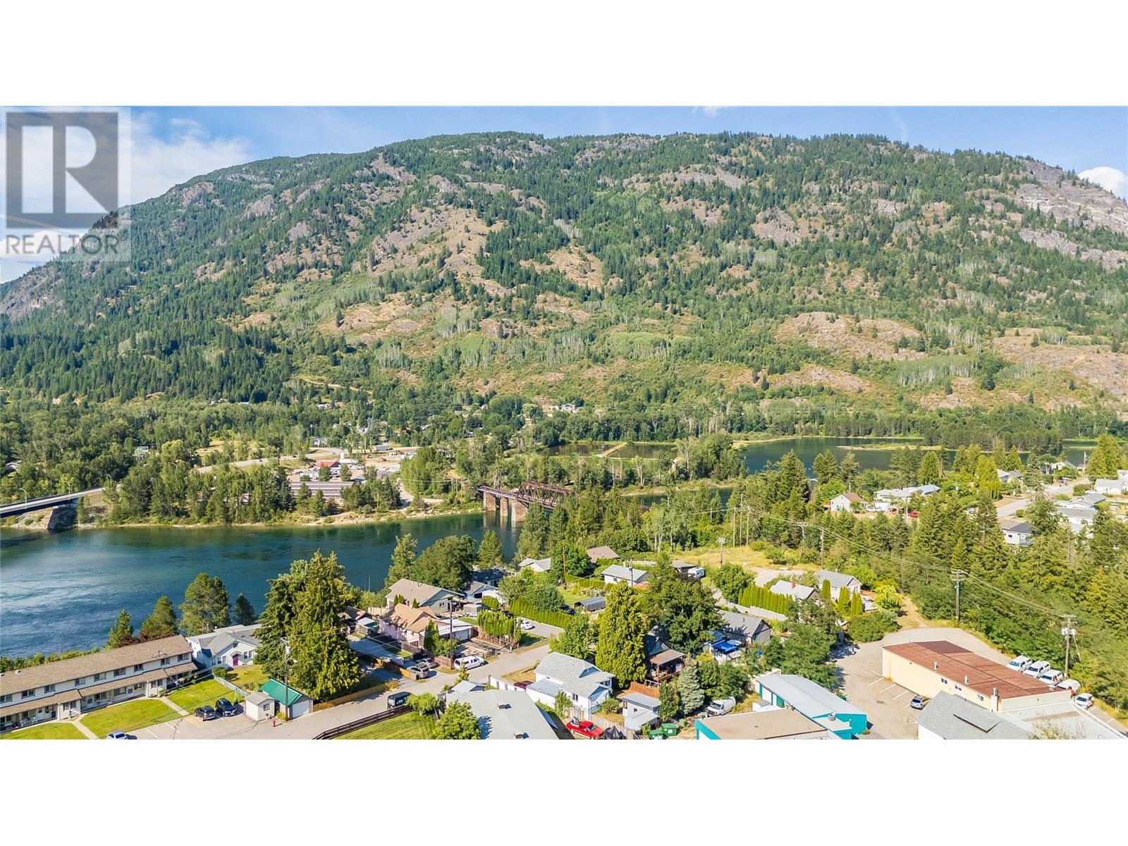 1216 1st Street, Castlegar, British Columbia V1N 1A2 - Photo 9 - 10355860