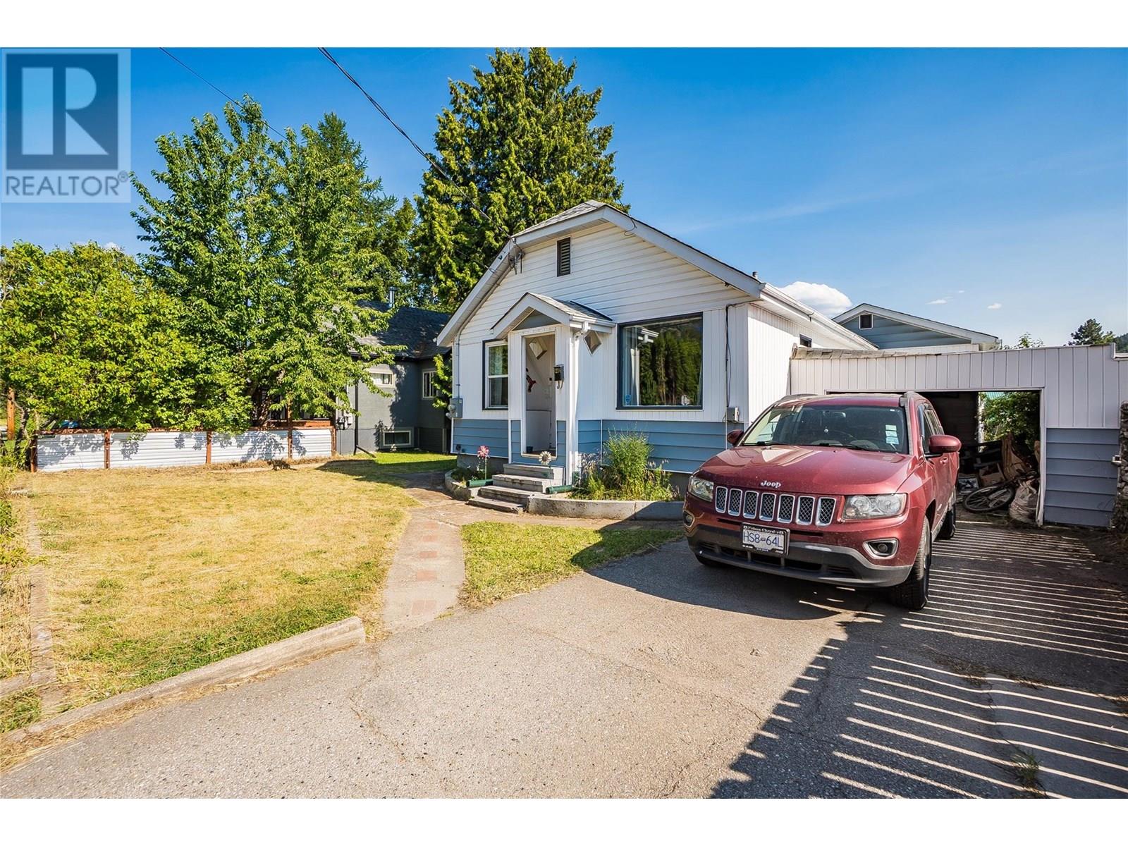 1216 1st Street, Castlegar, British Columbia V1N 1A2 - Photo 1 - 10355860