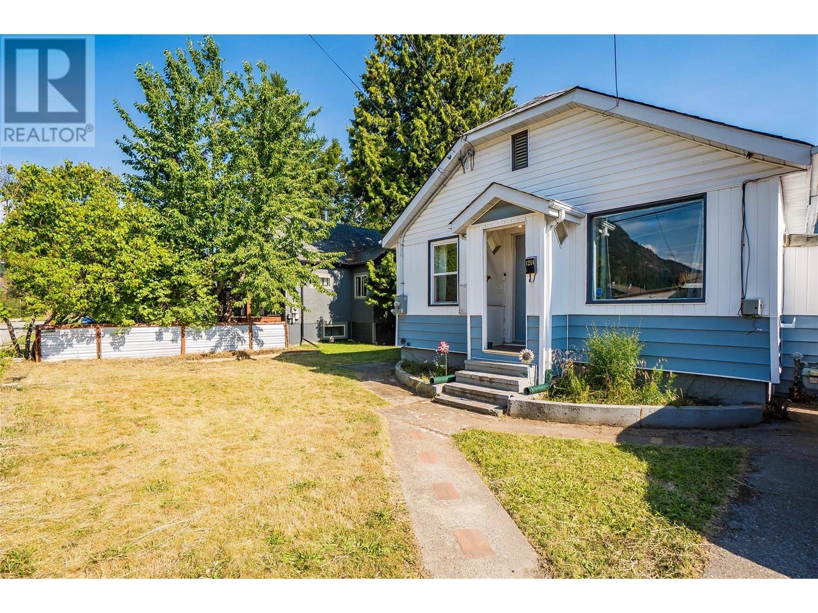 1216 1st Street, Castlegar, British Columbia V1N 1A2 - Photo 3 - 10355860