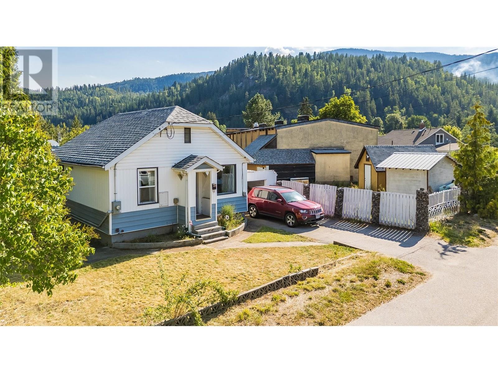 1216 1st Street, Castlegar, British Columbia V1N 1A2 - Photo 5 - 10355860