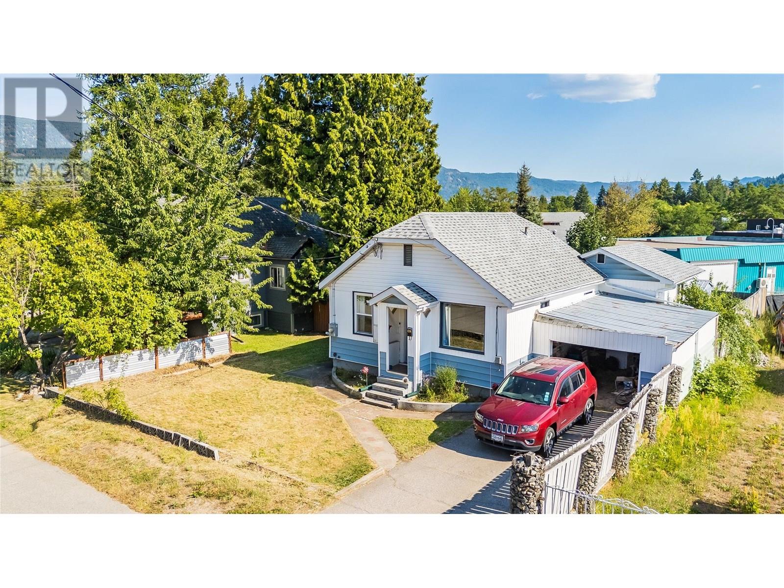 1216 1st Street, Castlegar, British Columbia V1N 1A2 - Photo 4 - 10355860