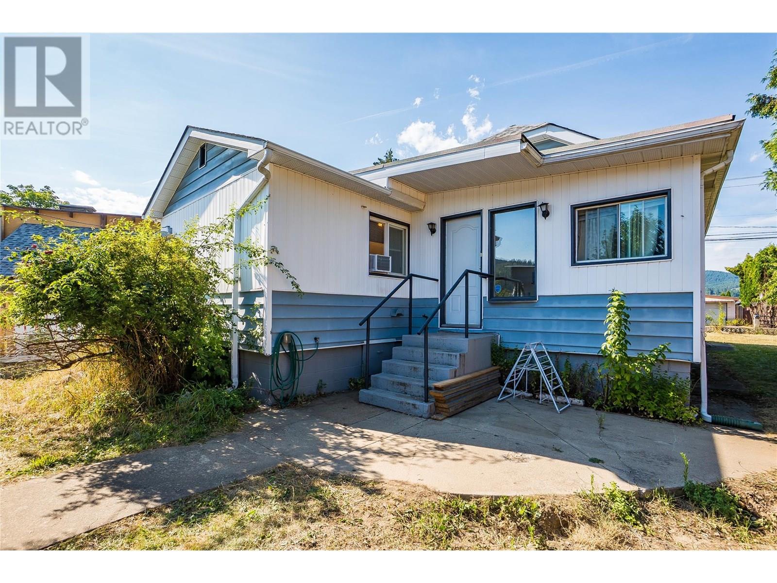 1216 1st Street, Castlegar, British Columbia V1N 1A2 - Photo 6 - 10355860