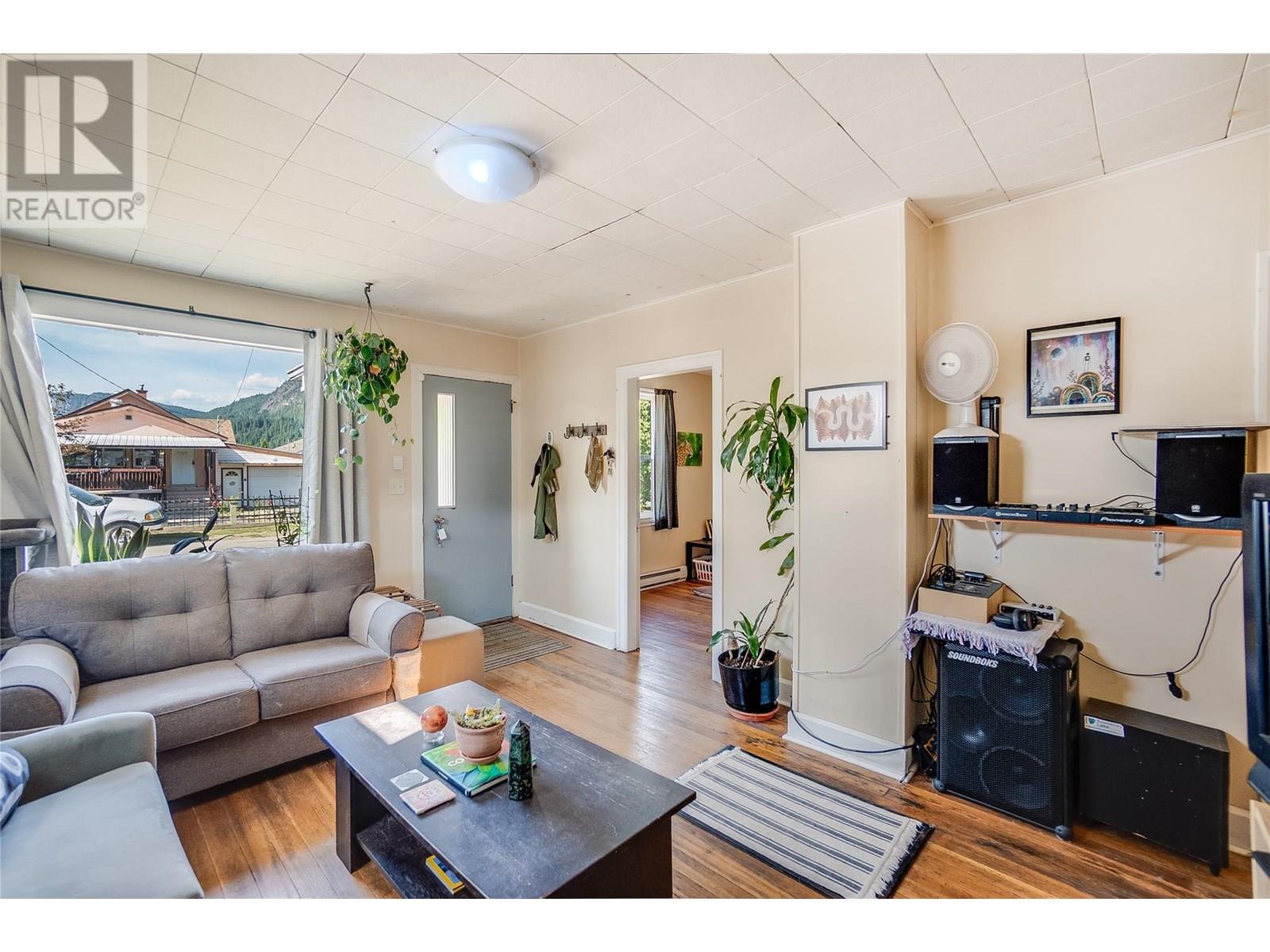 1216 1st Street, Castlegar, British Columbia V1N 1A2 - Photo 11 - 10355860