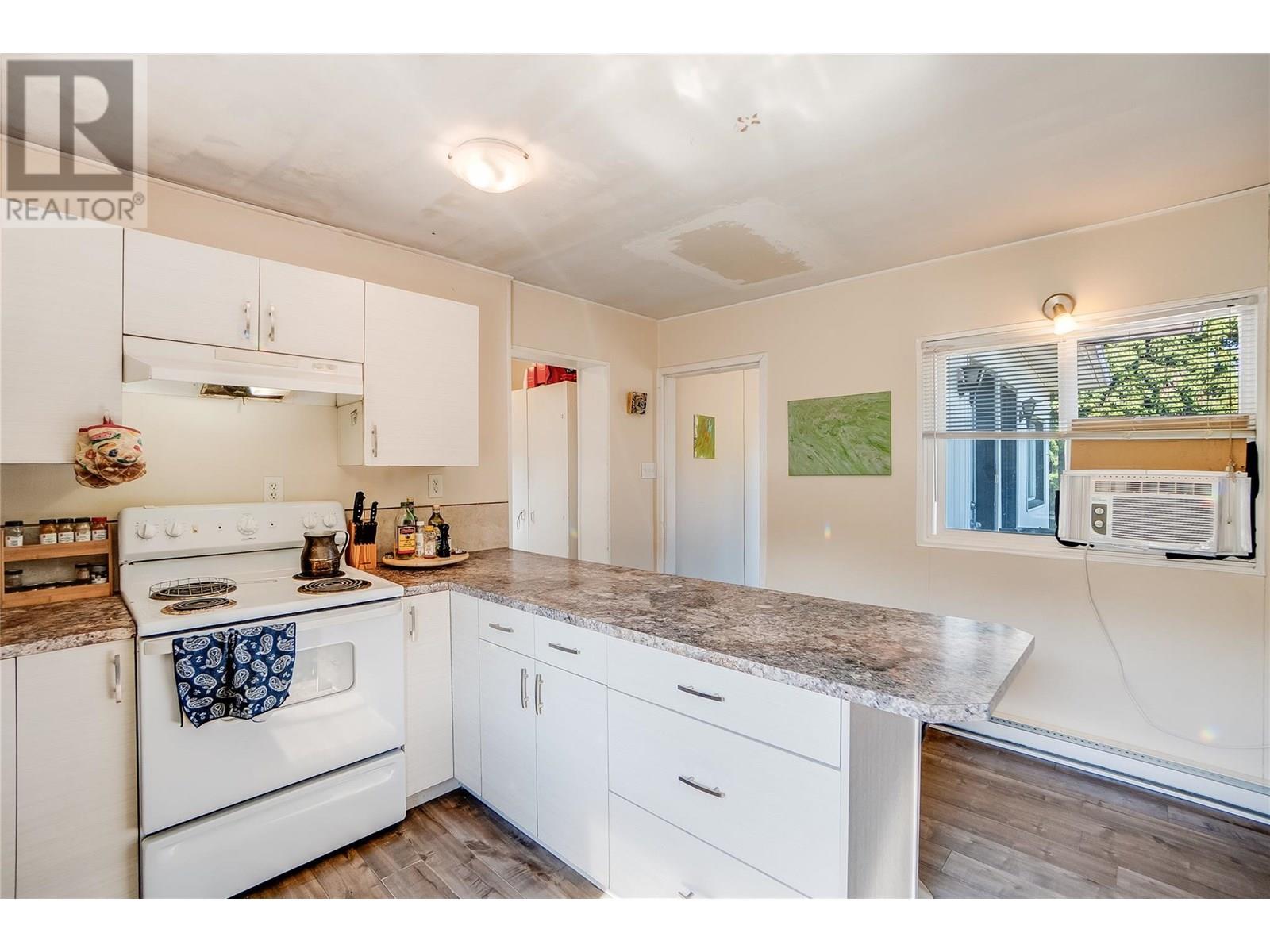 1216 1st Street, Castlegar, British Columbia V1N 1A2 - Photo 16 - 10355860