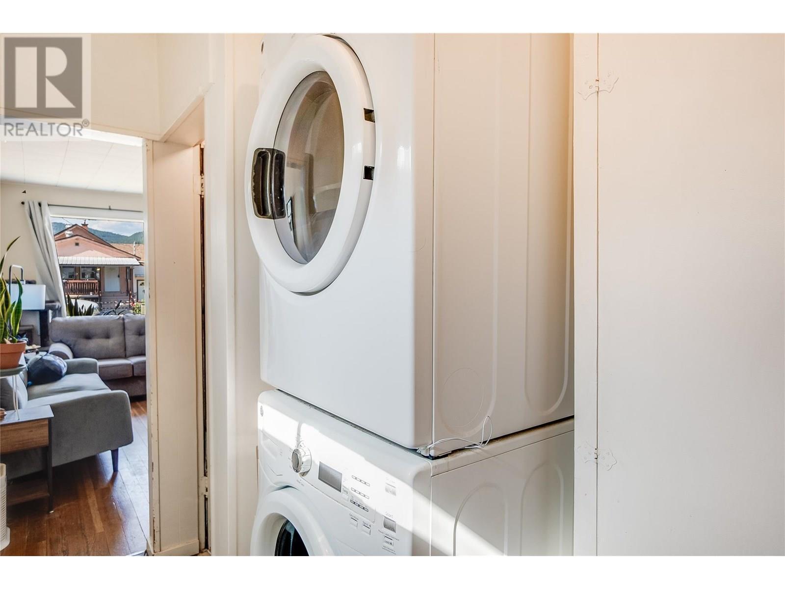 1216 1st Street, Castlegar, British Columbia V1N 1A2 - Photo 30 - 10355860