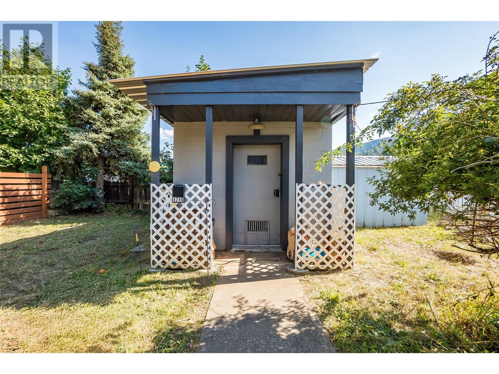 1216 1st Street, Castlegar, British Columbia V1N 1A2 - Photo 38 - 10355860