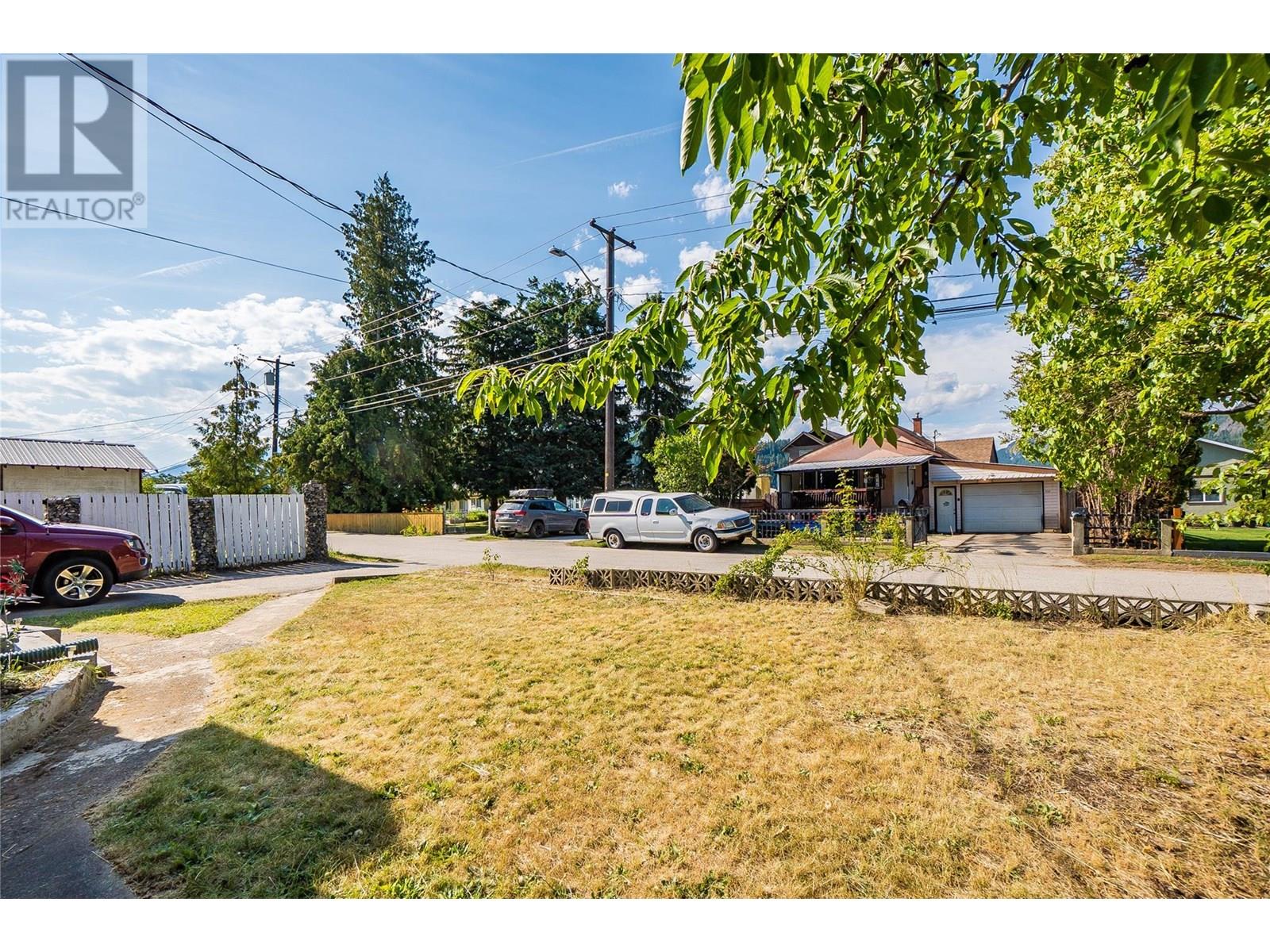 1216 1st Street, Castlegar, British Columbia V1N 1A2 - Photo 39 - 10355860