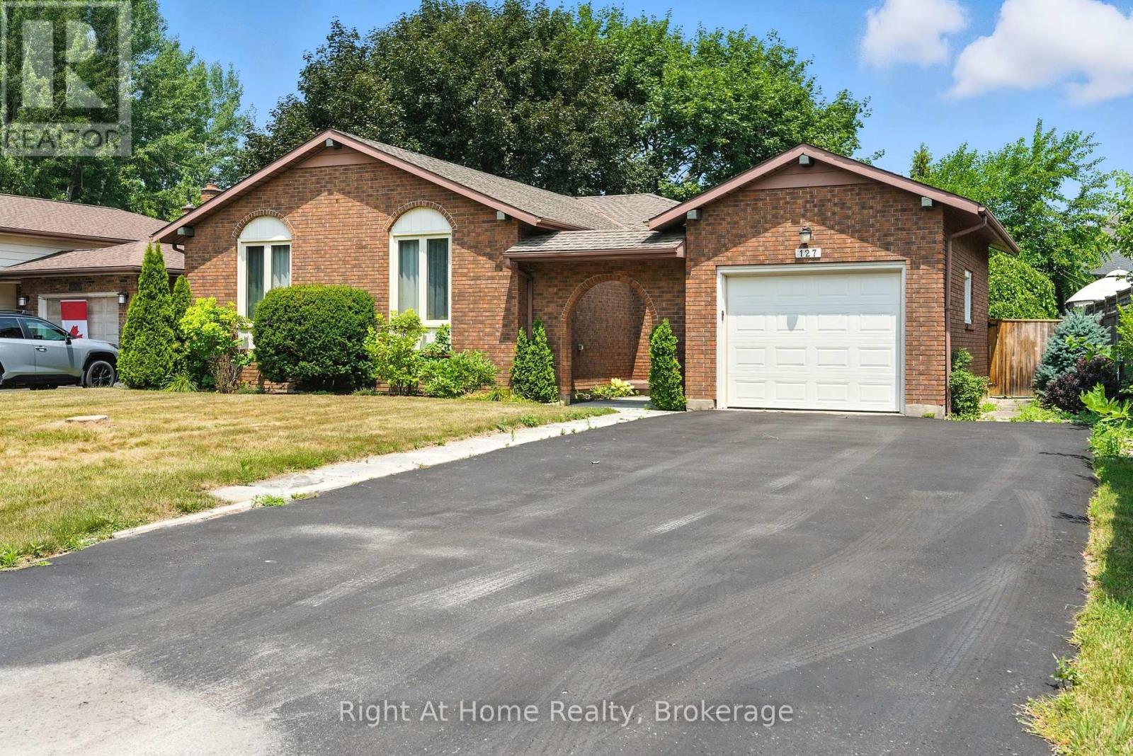 127 Flynn Street, Niagara-On-The-Lake, Ontario  L0S 1J0 - Photo 2 - X12293663