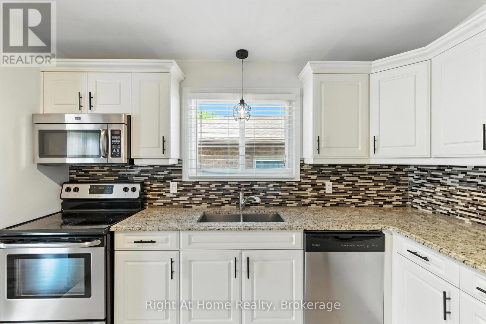 127 Flynn Street, Niagara-On-The-Lake, Ontario  L0S 1J0 - Photo 7 - X12293663