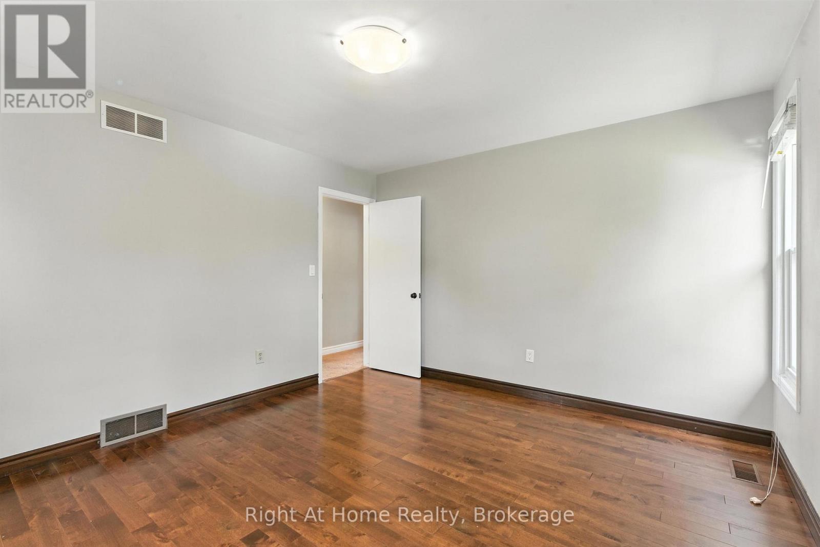 127 Flynn Street, Niagara-On-The-Lake, Ontario  L0S 1J0 - Photo 9 - X12293663