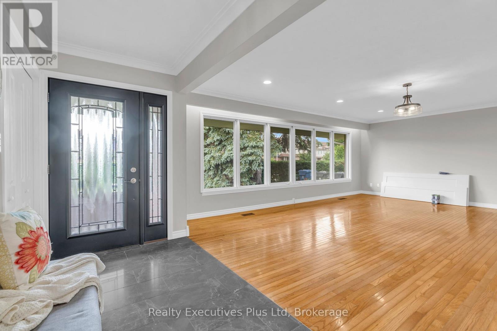 Property at 135 CITYVIEW DRIVE image 3