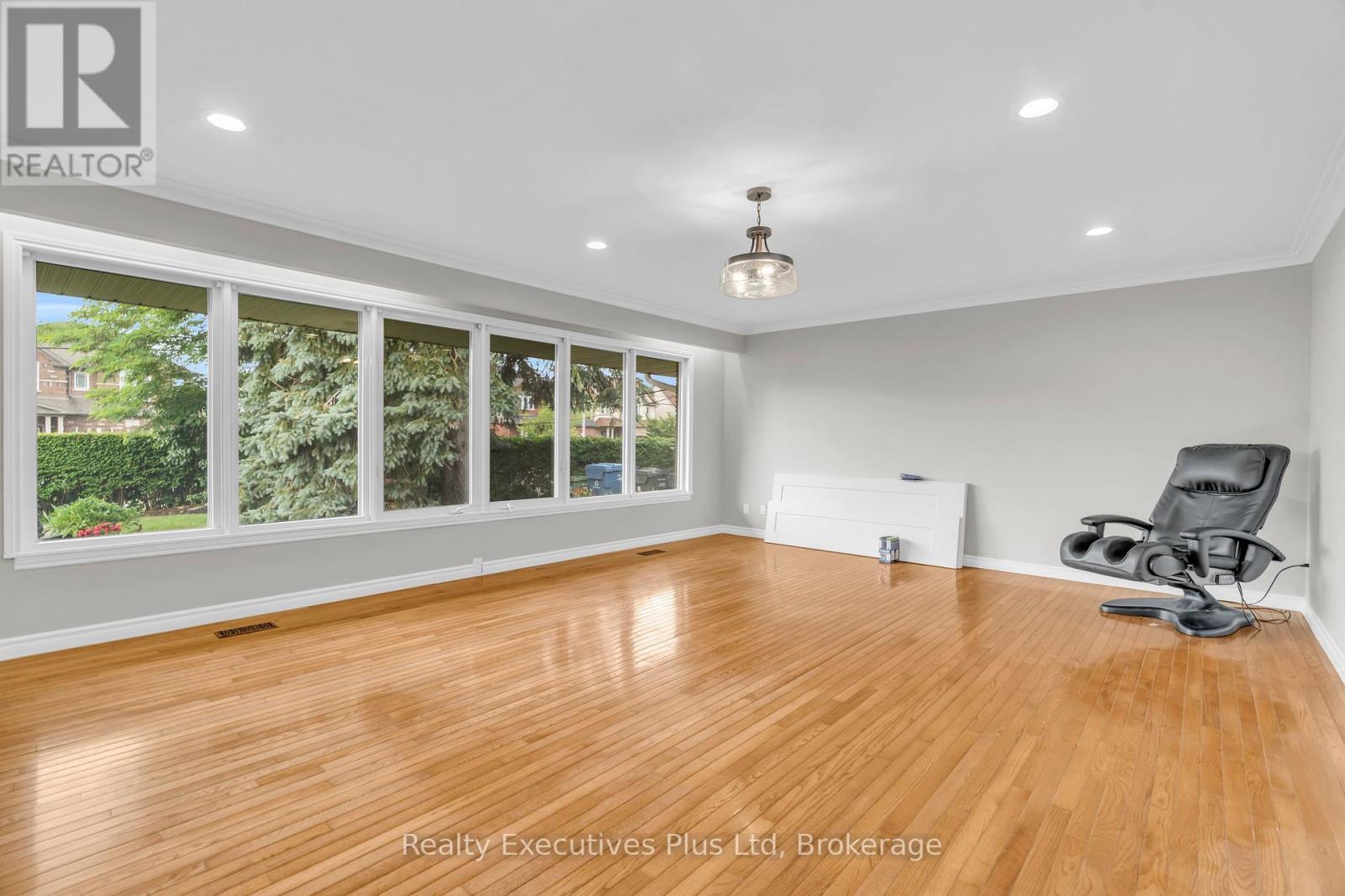 Property at 135 CITYVIEW DRIVE image 4
