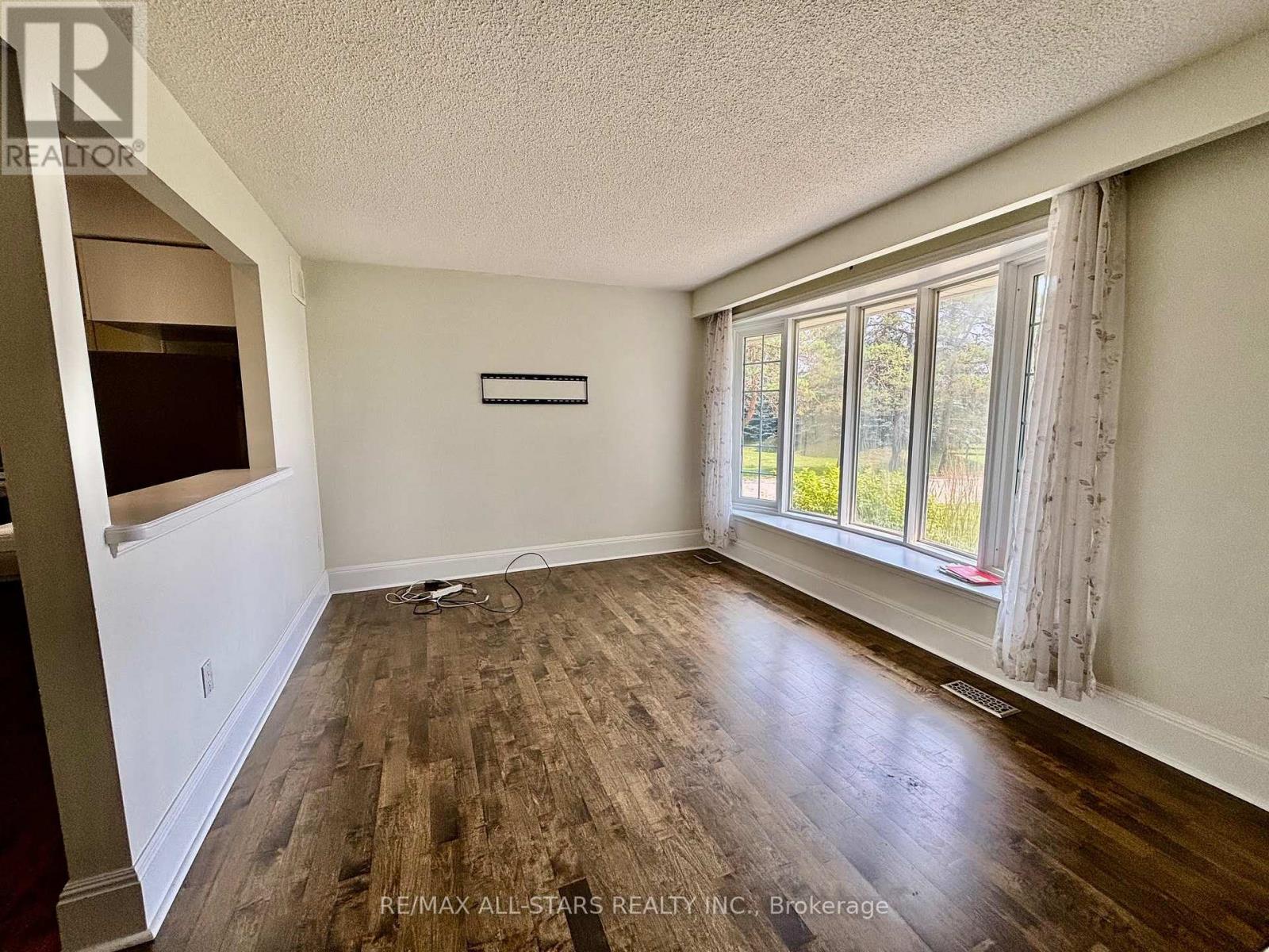 11648 Kennedy Road, Markham (Markham Village), Ontario  L6C 1P3 - Photo 4 - N12293522