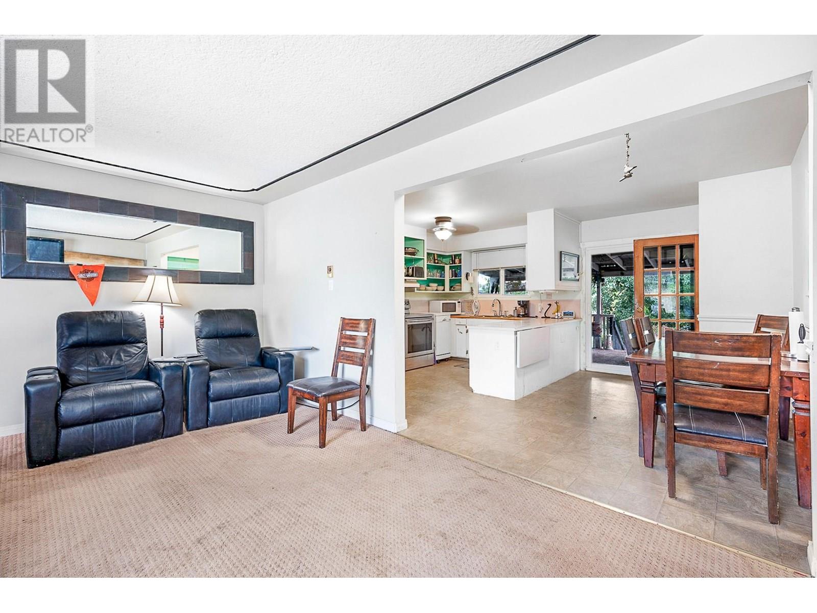 988 Glengarry Street Kelowna Photo 4