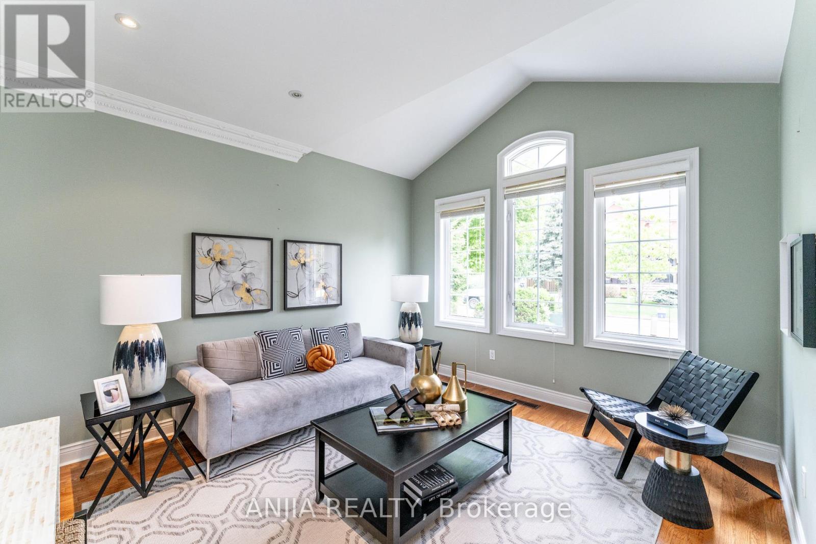 Property at 8 COTTONTAIL AVENUE image 4