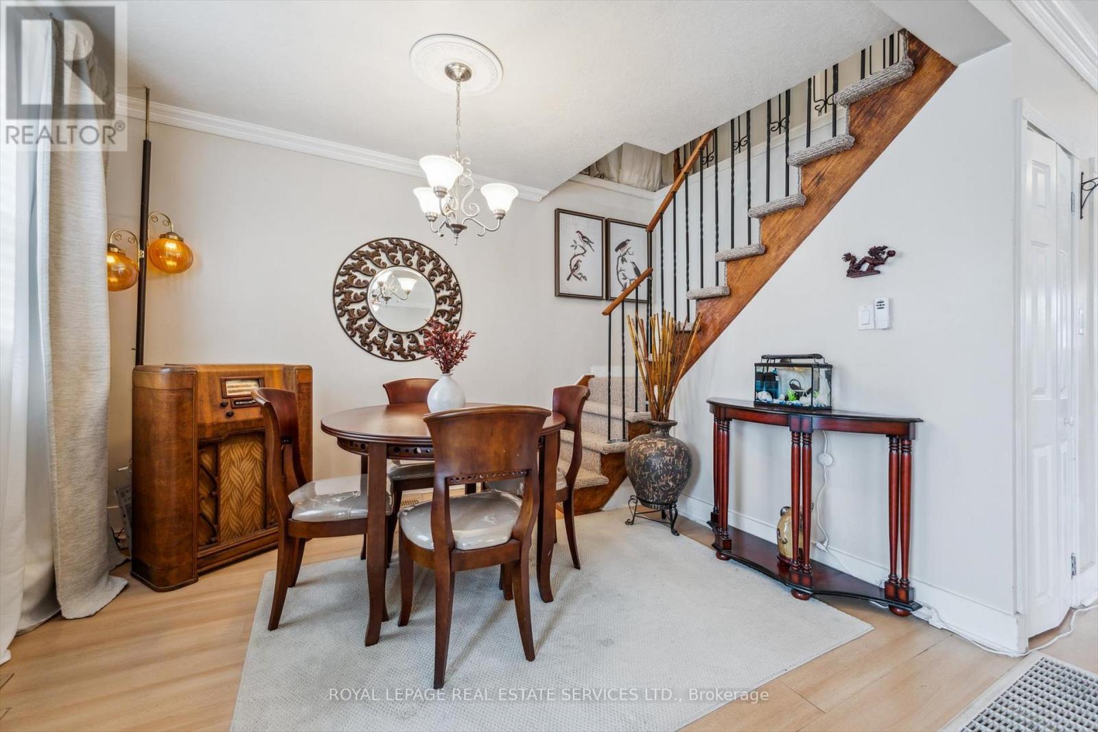 1059 Westmount Avenue, Mississauga, Ontario  L5E 1X5 - Photo 14 - W12293713