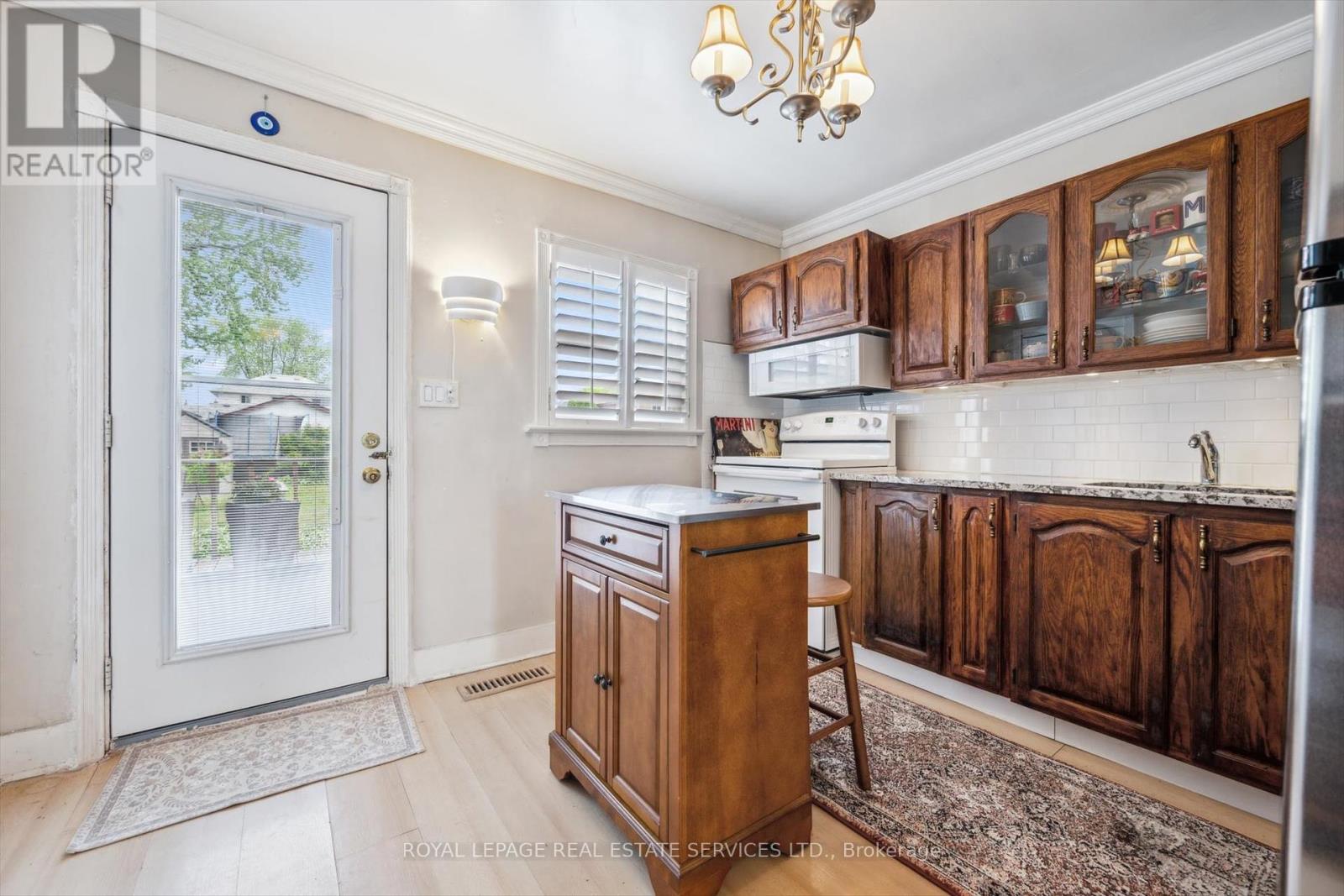 1059 Westmount Avenue, Mississauga, Ontario  L5E 1X5 - Photo 16 - W12293713