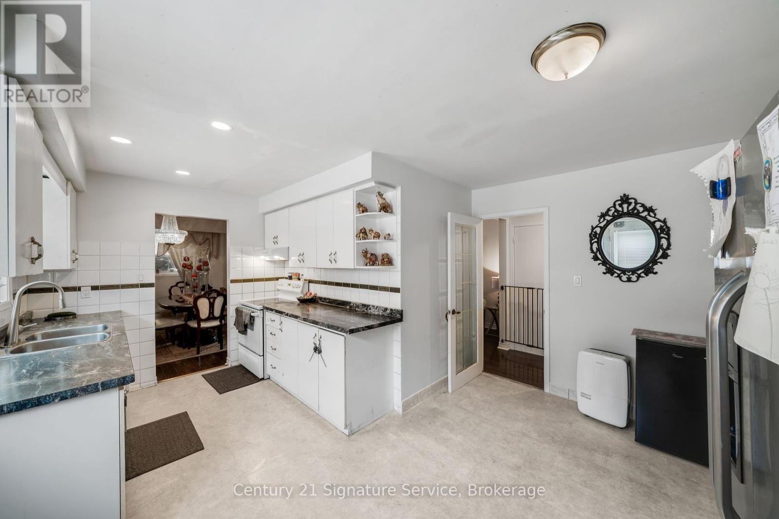 144 Voltarie Crescent, Mississauga, Ontario  L5A 2A4 - Photo 10 - W12293756