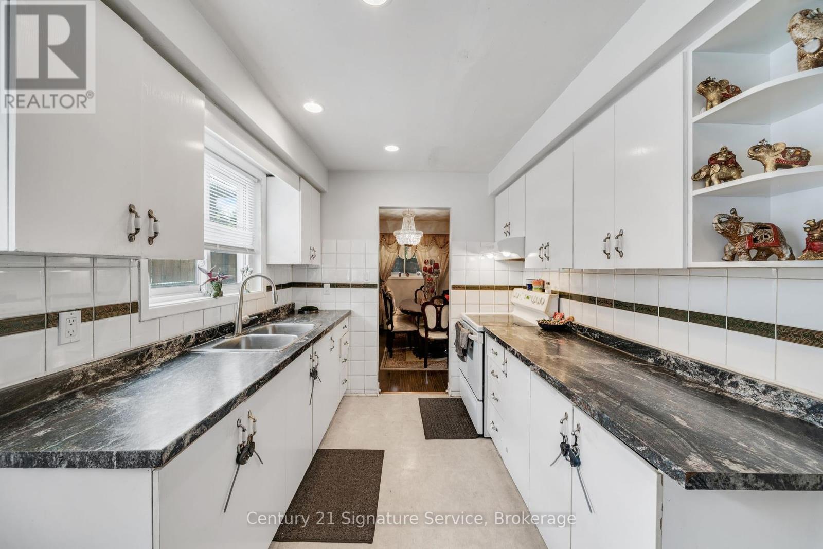 144 Voltarie Crescent, Mississauga, Ontario  L5A 2A4 - Photo 11 - W12293756