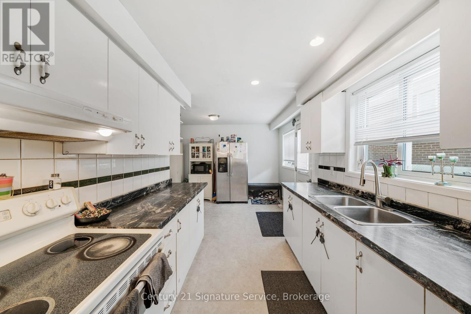 144 Voltarie Crescent, Mississauga, Ontario  L5A 2A4 - Photo 12 - W12293756