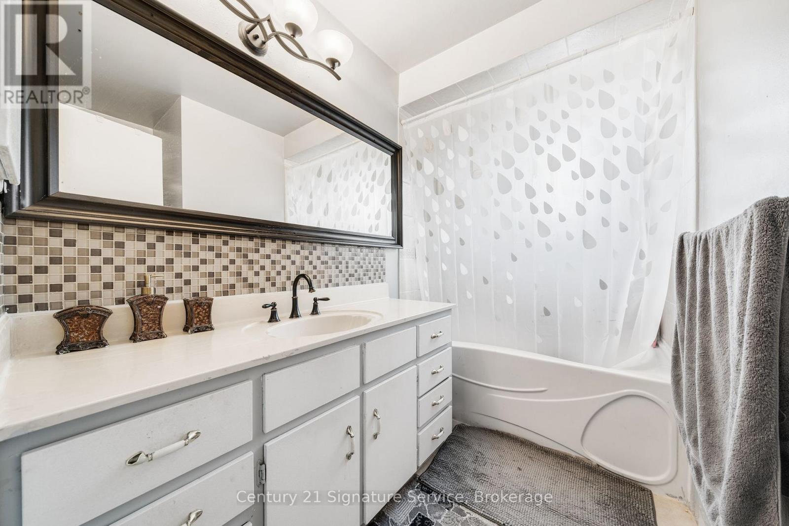 144 Voltarie Crescent, Mississauga, Ontario  L5A 2A4 - Photo 18 - W12293756