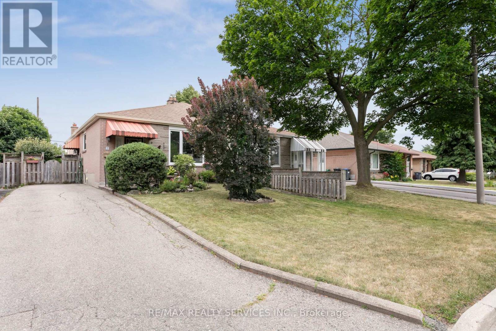 Property at 9 ALGONQUIN BOULEVARD image 3