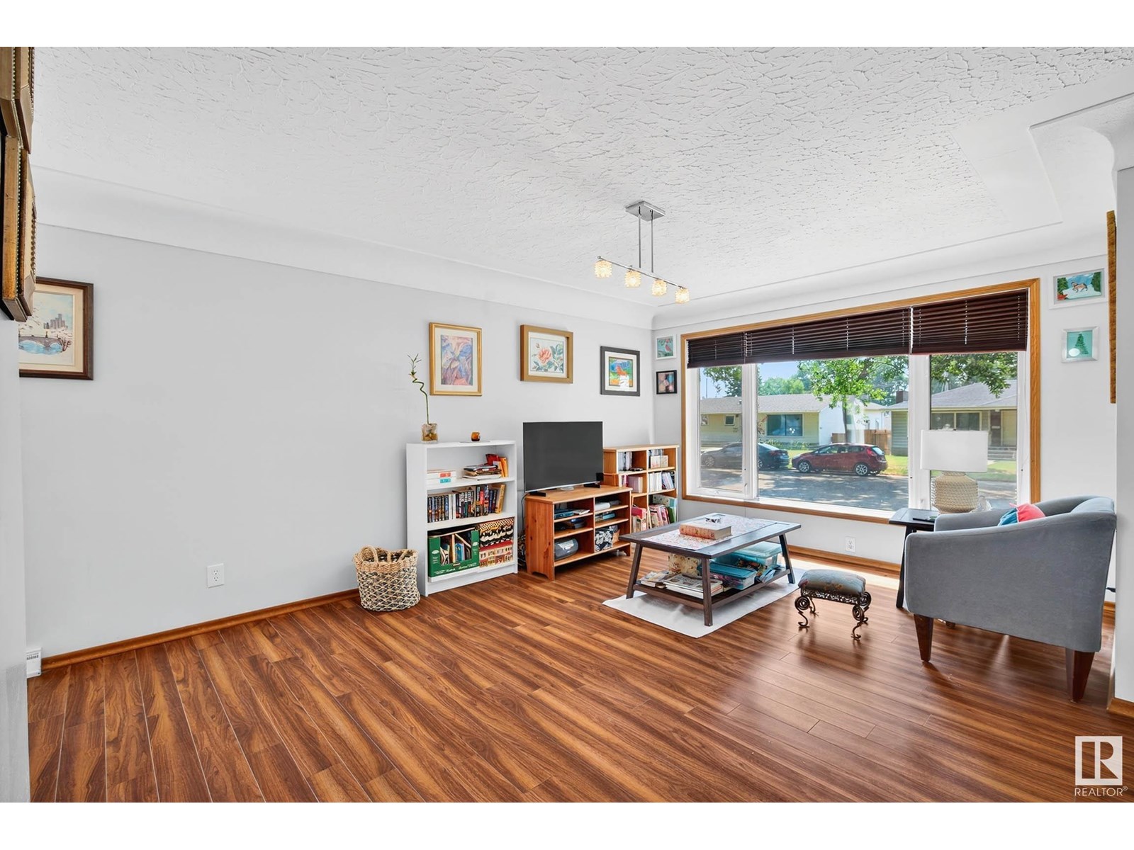 Property at 4816 117 AV NW image 4
