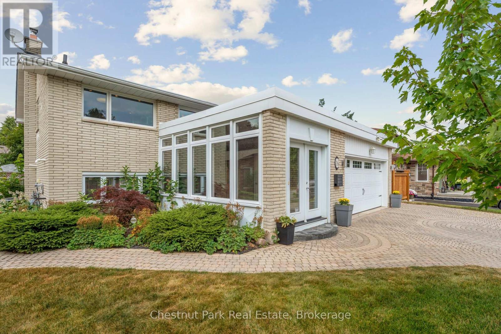 16 Davies Crescent, Barrie, Ontario  L4M 2M3 - Photo 2 - S12294174