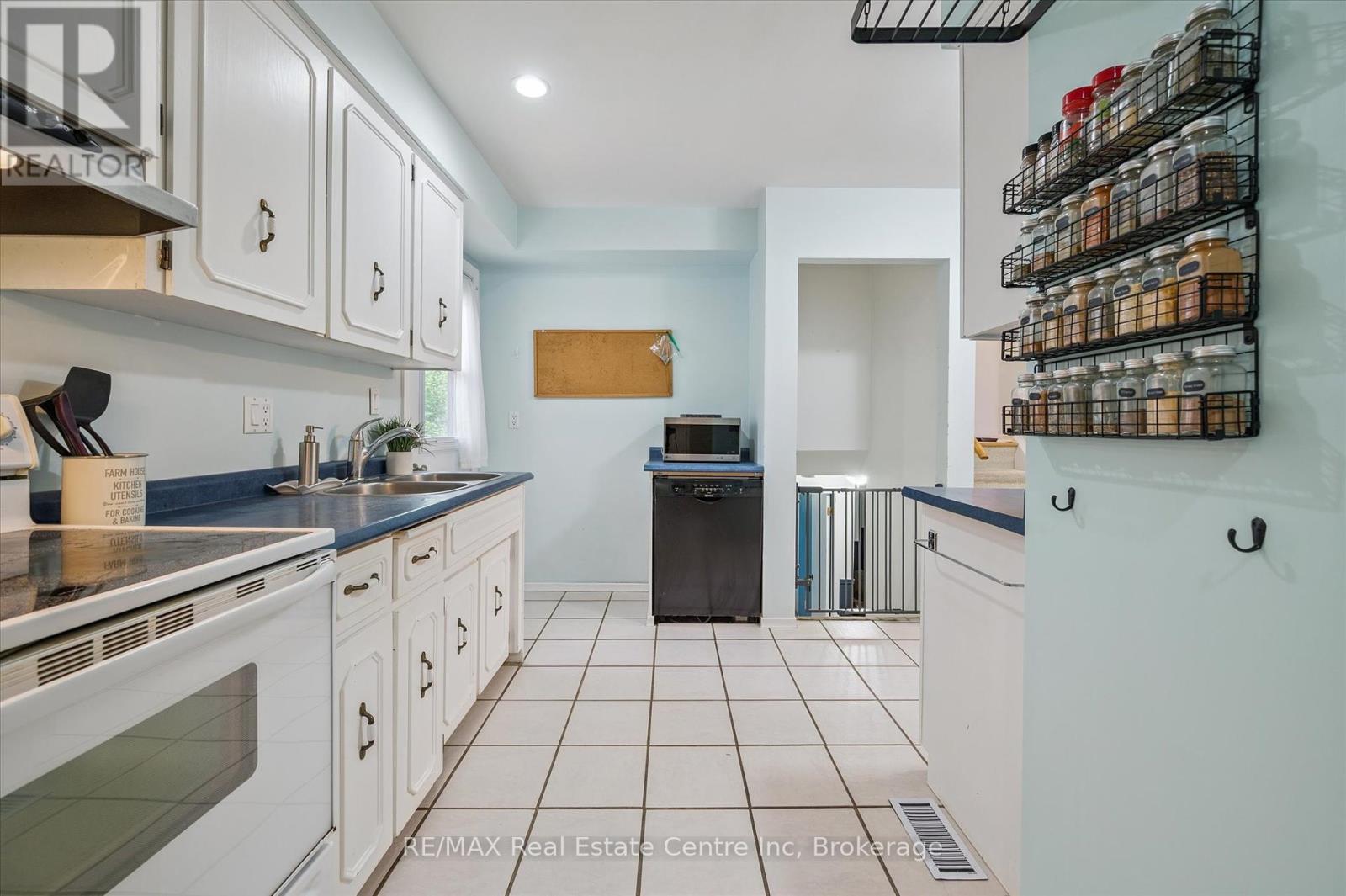 166 Winding Way, Kitchener, Ontario N2N 1N5 - Photo 11 - X12294130