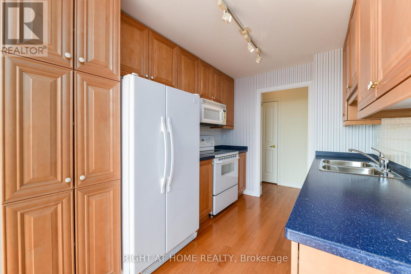 Uph2 - 350 Mill Road, Toronto, Ontario  M9C 5R7 - Photo 15 - W12293963
