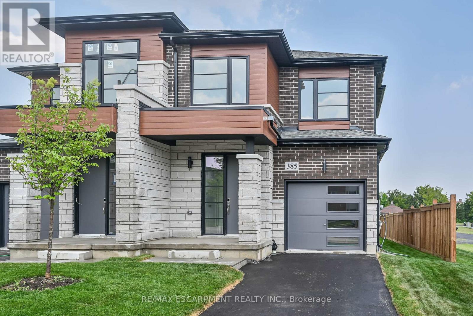 385 Limeridge Road E, Hamilton, Ontario  L9A 5A4 - Photo 5 - X12293973