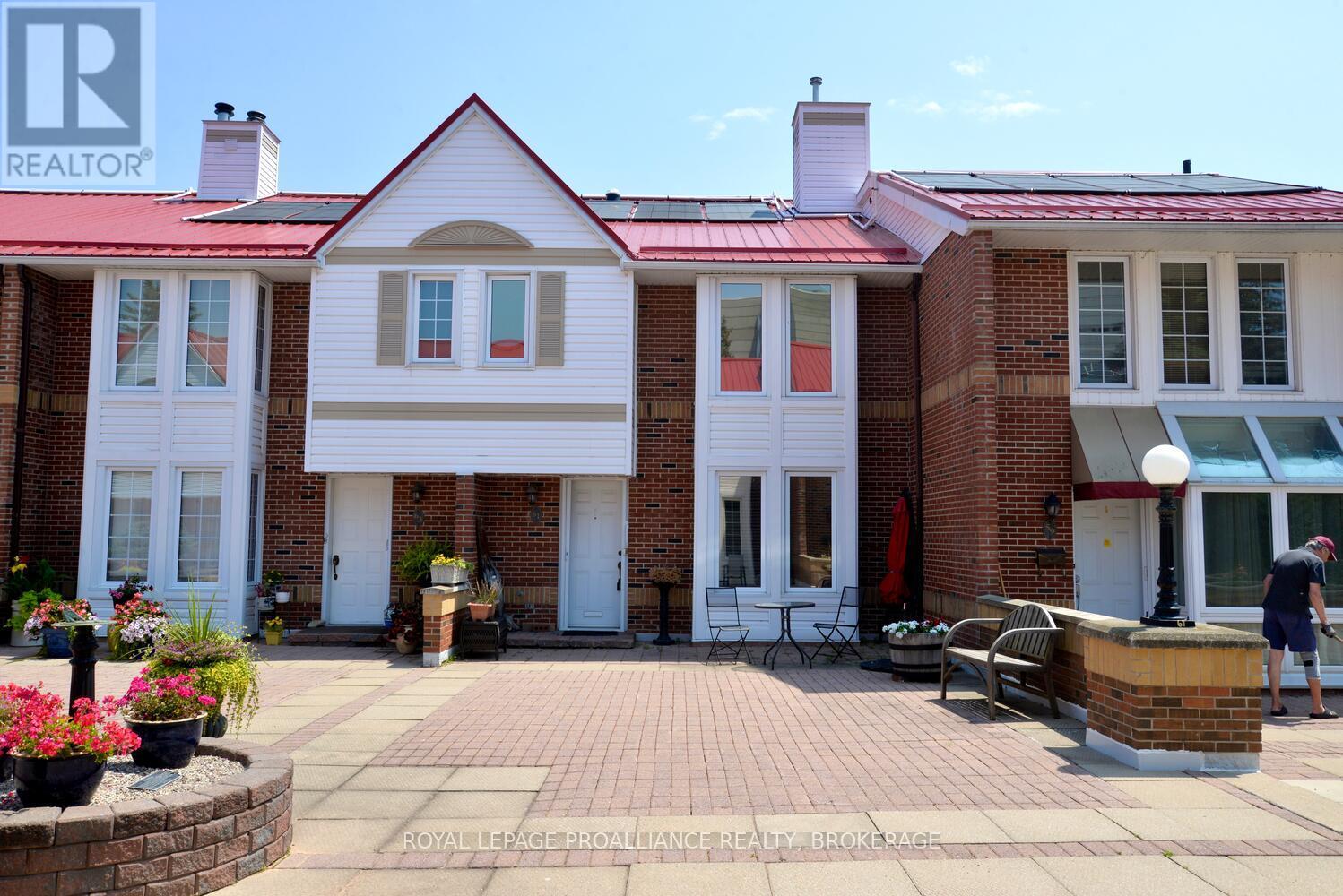 61 - 1 Place D'armes, Kingston, Ontario  K7K 6S3 - Photo 1 - X12294266